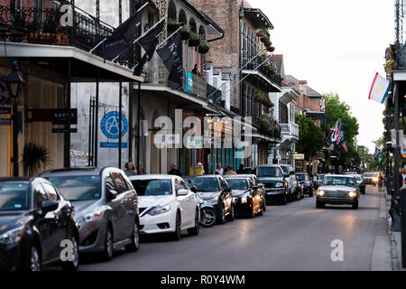 New Orleans, USA - 22. April 2018: Innenstadt Altstadt dunkle Nacht Royal Street in Louisiana berühmten Stadt, Stadt mit Autos im Verkehr, Scheinwerfer Stockfoto