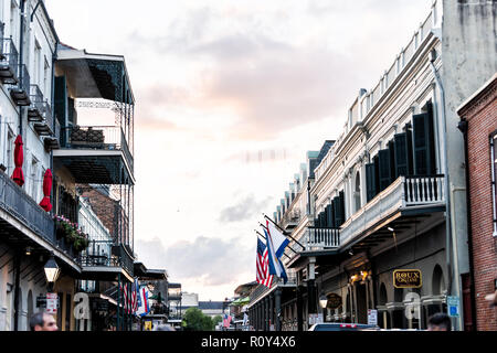 New Orleans, USA - 22. April 2018: Altstadt dunkle Nacht Royal Street in Louisiana berühmten Stadt, Stadt mit sonnenuntergang himmel wolken Stockfoto