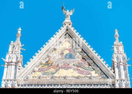 Siena, Italien closeup von bunten Dom Kirche Kunst historische Gebäude im italienischen Straße in der mittelalterlichen Altstadt Dorf in der Toskana während der sonnigen s Stockfoto