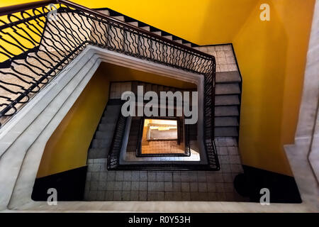 Hohe Betrachtungswinkel von alten Vintage Treppe nach unten suchen, Farbe gelb, flache Ansicht in Europa, niemand, abstraktes Muster Architektur Stockfoto