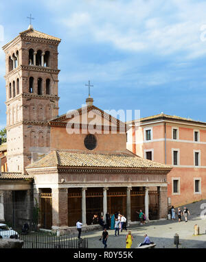 Kirche Santa Maria in Cosmedin auf der Piazza della Bocca della Das Vertia. Stockfoto