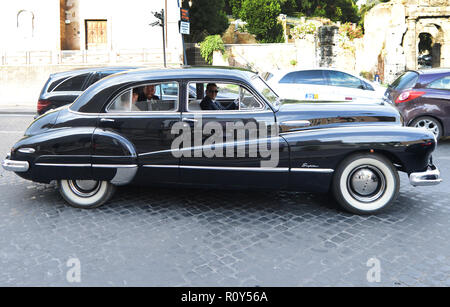 Eine 1950er amerikanische Auto, ein frisch vermählte Paar für eine Fahrt in Rom. Stockfoto