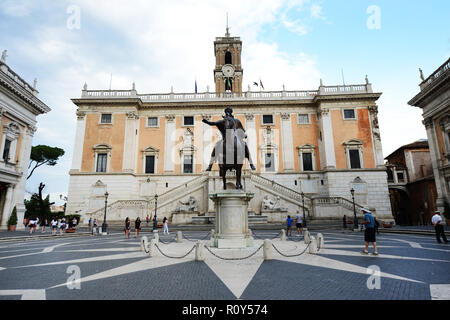 Piazza del Campidoglio, oben auf dem Kapitol, mit der Fassade des Palazzo Senatorenpalast. Stockfoto