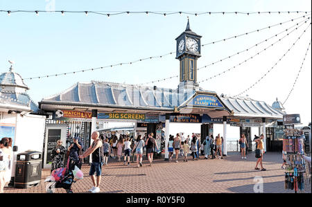 BRIGHTON, ENGLAND - Juli 9, 2018: Touristen in Brighton Palace Pier am Strand von Brighton, Brighton, UK. Stockfoto