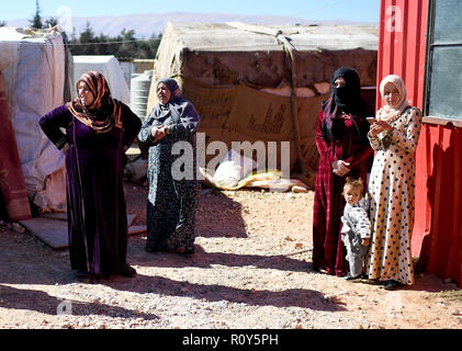 Bekaa-ebene, Libanon. 29 Okt, 2018. Frauen in einem Zelt Siedlung in Housh el Dahab in der Bekaa-ebene Ebene, wo syrische Flüchtlinge leben. Quelle: Britta Pedersen/dpa-Zentralbild/ZB/dpa/Alamy leben Nachrichten Stockfoto