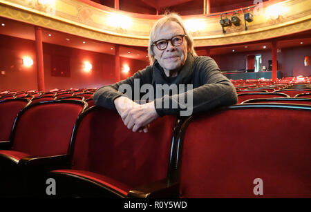 Hamburg, Deutschland. 07 Nov, 2018. Schauspieler Volker Lechtenbrink sitzt in der Aula der St. Pauli Theater nach einer Pressekonferenz. Lechtenbrink Hände über seine führende Rolle im Theaterstück "Große Freiheit Nr. 7' zu Gwildis. Credit: Hannah Wagner/dpa/Alamy leben Nachrichten Stockfoto