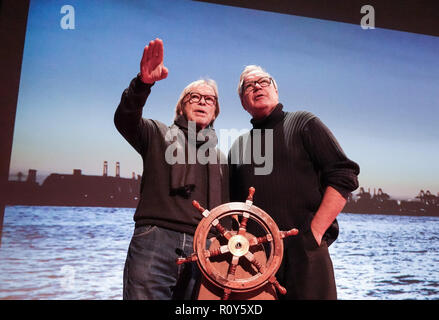 Hamburg, Deutschland. 07 Nov, 2018. Schauspieler Volker Lechtenbrink (l) und Musiker Stefan Gwildis sind auf der Bühne des St. Pauli Theaters. Lechtenbrink Hände über seine führende Rolle im Theaterstück "Große Freiheit Nr. 7' zu Gwildis. Credit: Hannah Wagner/dpa/Alamy leben Nachrichten Stockfoto