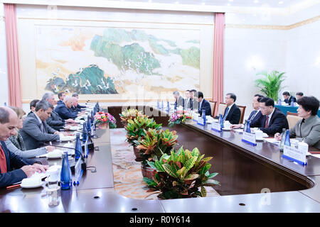 Peking, China. 7 Nov, 2018. Wang Yang, der Vorsitzende des Nationalen Ausschusses der Chinese People's Political Consultative Conference, trifft sich mit kubanischen Präsidenten Miguel Diaz-Canel in Peking, der Hauptstadt von China, Nov. 7, 2018. Credit: Liu Bin/Xinhua/Alamy leben Nachrichten Stockfoto