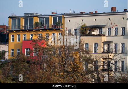 Berlin, Deutschland. 07 Nov, 2018. Ein Gerüst steht an einem Shell neben bereits neue Apartments in Kreuzberg beendet. Mangel an Wohnraum ist ein großes Problem in Berlin. Nach einer Studie des Deutschen sozialen Verband, die Armen auch deutlich mehr muss auf das Gehäuse als die normalerweise bezahlt und Reichen, gegen das Haushaltseinkommen gemessen in Auftrag gegeben. Quelle: Bernd von Jutrczenka/dpa/Alamy leben Nachrichten Stockfoto