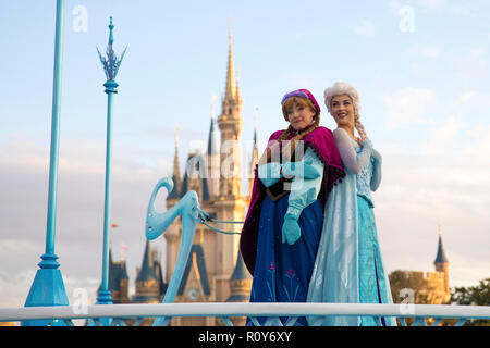 Chiba, Japan. 7 Nov, 2018. Disney Figuren auf einen Schwimmer während der Christmas Parade an der Tokyo Disneyland in Chiba, Japan, November 7, 2018. Credit: Du Xiaoyi/Xinhua/Alamy leben Nachrichten Stockfoto