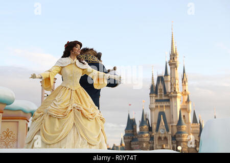 Chiba, Japan. 7 Nov, 2018. Disney Figuren auf einen Schwimmer während der Christmas Parade an der Tokyo Disneyland in Chiba, Japan, November 7, 2018. Credit: Du Xiaoyi/Xinhua/Alamy leben Nachrichten Stockfoto