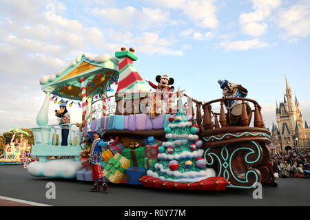 Chiba, Japan. 7 Nov, 2018. Disney Figuren wave auf Float bei der Christmas Parade an der Tokyo Disneyland in Chiba, Japan, November 7, 2018. Credit: Du Xiaoyi/Xinhua/Alamy leben Nachrichten Stockfoto