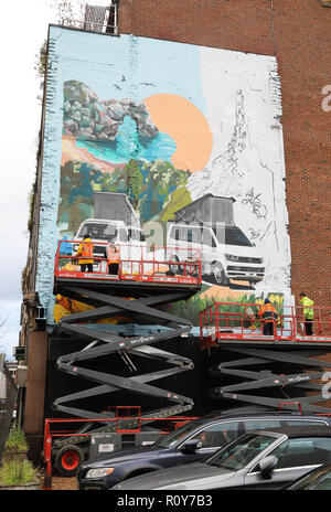 Clerkenwell, London, UK. 7. Nov 2018. Arbeitnehmer wich der Duschen auf Clerkenwell Road, in Central London heute, an einem Wohnmobil Szene Wandbild zu arbeiten, Aufhellen ein Parkplatz. Credit: Monica Wells/Alamy leben Nachrichten Stockfoto