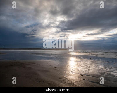 Woolacombe Devon, Großbritannien. 7. Nov 2018. Sturmwolken über den Atlantischen Ozean als eine Reihe von schweren Duschen mit starken Winden Teig dem Westen des Landes in der wechselhaften Herbst Wetter. Credit: Julian Eales/Alamy Leben Nachrichten. Stockfoto