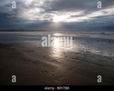 Woolacombe Devon, Großbritannien. 7. Nov 2018. Sturmwolken über den Atlantischen Ozean als eine Reihe von schweren Duschen mit starken Winden Teig dem Westen des Landes in der wechselhaften Herbst Wetter. Credit: Julian Eales/Alamy Leben Nachrichten. Stockfoto