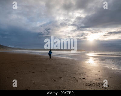 Woolacombe Devon, Großbritannien. 7. Nov 2018. Wanderer genießen Sie den Strand wie Gewitterwolken über den Atlantischen Ozean als eine Reihe von schweren Duschen mit starken Winden Teig dem Westen des Landes in der wechselhaften Herbst Wetter versammeln. Credit: Julian Eales/Alamy Leben Nachrichten. Stockfoto