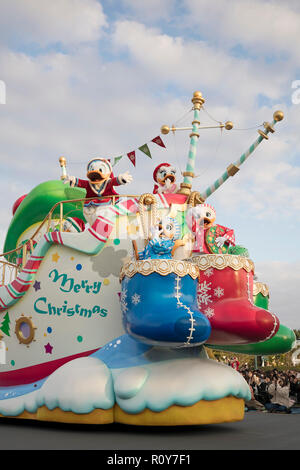 Chiba, Japan. 7 Nov, 2018. Disney Figuren wave auf Float bei der Christmas Parade an der Tokyo Disneyland in Chiba, Japan, November 7, 2018. Credit: Du Xiaoyi/Xinhua/Alamy leben Nachrichten Stockfoto