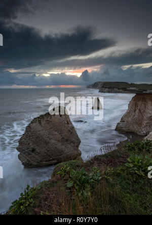 Freshwater Bay, Isle of Wight. 7. Nov 2018. UK Wetter: Wind und Duschen der westlichen Spitze der Insel Wight Hit in Freshwater Bay in typischen Herbst saisonal Stürme entlang der Küste. Düstere und bedrohliche Wolken über die Klippen und das Meer mehr Regen und Bedingungen in einer atmosphärischen und Moody Szene. Quelle: Steve Hawkins Fotografie/Alamy leben Nachrichten Stockfoto