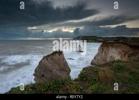 Freshwater Bay, Isle of Wight. 7. Nov 2018. UK Wetter: Wind und Duschen der westlichen Spitze der Insel Wight Hit in Freshwater Bay in typischen Herbst saisonal Stürme entlang der Küste. Düstere und bedrohliche Wolken über die Klippen und das Meer mehr Regen und Bedingungen in einer atmosphärischen und Moody Szene. Quelle: Steve Hawkins Fotografie/Alamy leben Nachrichten Stockfoto