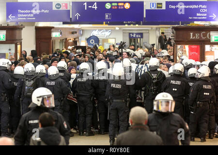 Hamburg, Deutschland. 07 Nov, 2018. Gegendemonstranten der 'MErkel muss weg' Veranstaltung sind der Bahnhof Dammtor, die von der Polizei gedrängt. Credit: Bodo Marks/dpa/Alamy leben Nachrichten Stockfoto