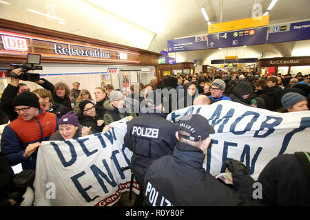 Hamburg, Deutschland. 07 Nov, 2018. Gegendemonstranten der Veranstaltung 'MErkel muss weg!" Der Bahnhof Dammtor, die von der Polizei mit Ihren Banner geschoben. Credit: Bodo Marks/dpa/Alamy leben Nachrichten Stockfoto