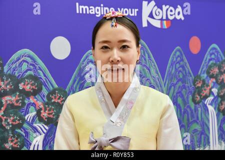 ExCel, London, UK. 7. Nov 2018. Junge koreanische Dame in Tracht, World Travel Market, Tag drei, Excel, London.UK Credit: michael Melia/Alamy leben Nachrichten Stockfoto