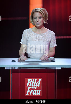 Hamburg, Deutschland. 07 Nov, 2018. Julia Becker, Vorsitzender des Aufsichtsrats der Funke Medien Gruppe, öffnet die Preisverleihung der "Goldenen Bild der Frau 2018". Credit: Daniel Reinhardt/dpa/Alamy leben Nachrichten Stockfoto