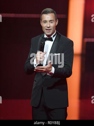 Hamburg, Deutschland. 07 Nov, 2018. Moderator Kai Pflaume spricht bei der Verleihung der "Goldenen Bild der Frau 2018". Credit: Daniel Reinhardt/dpa/Alamy leben Nachrichten Stockfoto