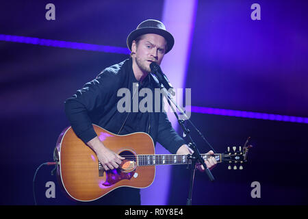 Hamburg, Deutschland. 07 Nov, 2018. Der Musiker Johannes Oerding führt bei der Verleihung der "Goldenen Bild der Frau 2018". Credit: Daniel Reinhardt/dpa/Alamy leben Nachrichten Stockfoto