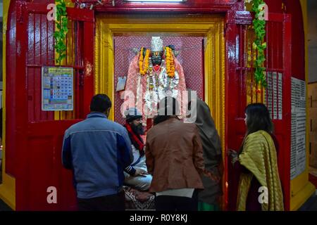 November 7, 2018 - Srinagar, J&K, Indien - Anhänger sind Gesehen empfangen Segen von einem Priester im Tempel am Vorabend von Diwali während der Hindu Festival der Lichter, in Srinagar, Indien verwalteten Kaschmir. Diwali, auch als Festival der Lichter bekannt ist ein Hindu Festival feierte im Herbst Saison jedes Jahr. Die Feier des Festivals besagt geistig den Sieg des Lichtes über die Dunkelheit und das Gute über das Böse und erinnert an die hinduistischen Gottes, Lord Rama zurück zu seinem Königreich Ayodhya. Credit: Saqib Majeed/SOPA Images/ZUMA Draht/Alamy leben Nachrichten Stockfoto