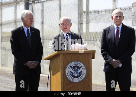 San Ysidro, Kalifornien, USA. 21. April 2017. Homeland Security Secretary John Kelly, rechts, und Generalstaatsanwalt Jeff Sessions, center, machen ihren ersten gemeinsamen Auftritt entlang Amerikas Südgrenze mit US-Senator Ron Johnson aus Wisconsin. Bildnachweis: John Gastaldo/ZUMA Draht/Alamy Live-Nachrichten Stockfoto