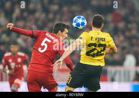 München, Deutschland. 7. Nov 2018. FC Bayern Fußball, München, 07. November 2018 Mats HUMMELS, FCB 5 für die Kugel konkurrieren, Tackling, Duell, Überschrift gegen Ezequiel PONCE, Athen Nr. 22 FC BAYERN MÜNCHEN - AEK Athen FC Fußball UEFA Champions League, München, 07. November 2018, Saison 2018/2019, Gruppenphase, Gruppe E, FCB, © Peter Schatz/Alamy leben Nachrichten Stockfoto