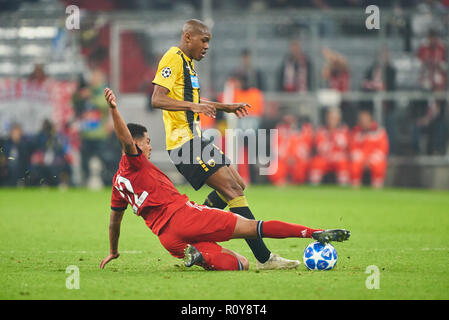 München, Deutschland. 7. Nov 2018. FC Bayern Fußball, München, 07. November 2018 Serge GNABRY, FCB 22 für die Kugel konkurrieren, Tackling, Duell, Überschrift gegen ALEF, Athen Nr. 95 FC BAYERN MÜNCHEN - AEK Athen FC Fußball UEFA Champions League, München, 07. November 2018, Saison 2018/2019, Gruppenphase, Gruppe E, FCB, © Peter Schatz/Alamy leben Nachrichten Stockfoto