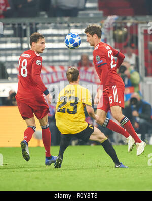 München, Deutschland. 7. Nov 2018. FC Bayern Fußball, München, den 07. November, 2018 Leon Goretzka, FCB 18 Thomas Müller, Müller, FCB 25 für die Kugel konkurrieren, Tackling, Duell, Überschrift gegen Niklas HULT, Athen Nr. 23 FC BAYERN MÜNCHEN - AEK Athen FC Fußball UEFA Champions League, München, 07. November 2018, Saison 2018/2019, Gruppenphase, Gruppe E, FCB, © Peter Schatz/Alamy leben Nachrichten Stockfoto