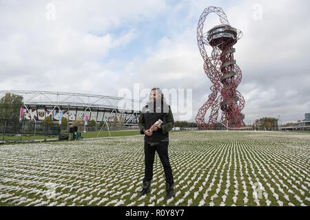 London, Großbritannien. 7 Nov, 2018. Künstler Rob gehört Posen für Fotos mit hrouds seiner Installation der Somme' an der Queen Elizabeth Olympic Park in London, Großbritannien, an November 7, 2018. Der hrouds der Somme' ist eine Kunstinstallation, die 72,396 British Commonwealth Soldaten getötet in der Schlacht an der Somme, haben keine bekannten Grab zu 100 Jahre Mark seit dem Ende des Ersten Weltkriegs. Credit: Ray Tang/Xinhua/Alamy leben Nachrichten Stockfoto