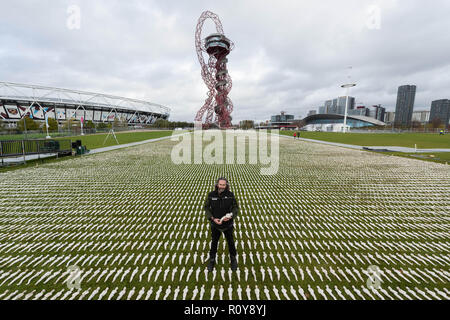 London, Großbritannien. 7 Nov, 2018. Künstler Rob gehört Posen für Fotos mit hrouds seiner Installation der Somme' an der Queen Elizabeth Olympic Park in London, Großbritannien, an November 7, 2018. Der hrouds der Somme' ist eine Kunstinstallation, die 72,396 British Commonwealth Soldaten getötet in der Schlacht an der Somme, haben keine bekannten Grab zu 100 Jahre Mark seit dem Ende des Ersten Weltkriegs. Credit: Ray Tang/Xinhua/Alamy leben Nachrichten Stockfoto