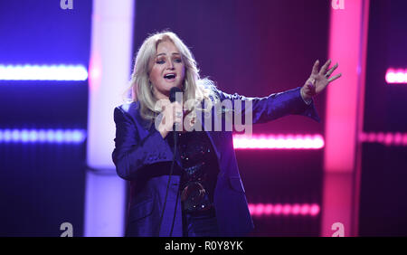 Hamburg, Deutschland. 07 Nov, 2018. Sänger und laudator Bonnie Tyler führt bei der Verleihung der "Goldenen Bild der Frau 2018". Credit: Daniel Reinhardt/dpa/Alamy leben Nachrichten Stockfoto