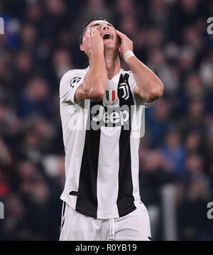 Rom, Italien. 7 Nov, 2018. Juventus ist Cristiano Ronaldo sieht während der UEFA Champions League Gruppe H Übereinstimmung zwischen Juventus Turin und Manchester United in Turin, Italien, Nov. 7, 2018 niedergeschlagen. Juventus Turin verlor 1-2. Credit: Alberto Lingria/Xinhua/Alamy leben Nachrichten Stockfoto