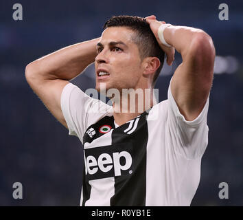 Rom, Italien. 7 Nov, 2018. Juventus ist Cristiano Ronaldo sieht während der UEFA Champions League Gruppe H Übereinstimmung zwischen Juventus Turin und Manchester United in Turin, Italien, Nov. 7, 2018 niedergeschlagen. Juventus Turin verlor 1-2. Credit: Alberto Lingria/Xinhua/Alamy leben Nachrichten Stockfoto