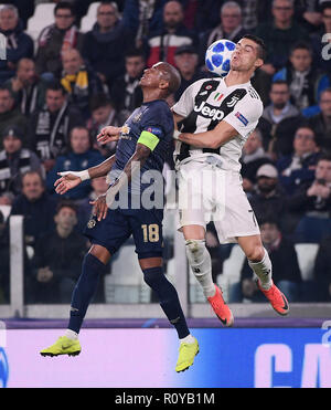 Rom, Italien. 7 Nov, 2018. Juventus von Cristiano Ronaldo (R) Mias mit Manchester United Ashley Young während der UEFA Champions League Gruppe H Übereinstimmung zwischen Juventus Turin und Manchester United in Turin, Italien, November 7, 2018. Juventus Turin verlor 1-2. Credit: Alberto Lingria/Xinhua/Alamy leben Nachrichten Stockfoto