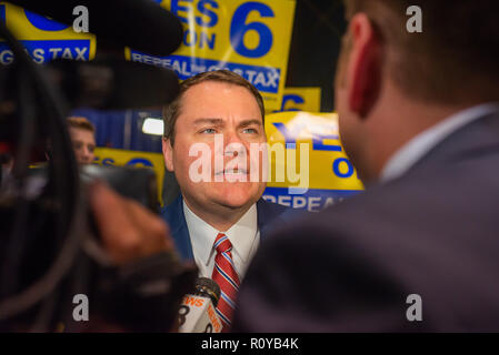 San Diego, Kalifornien, USA. 6 Nov, 2018. CARL DEMAIO, Vorsitzender der Ja auf 6, Gas Steuer Aufhebung Initiative, spricht mit Reportern am Wahlabend, Novemberember 6, 2018. Credit: Vito Di Stefano/ZUMA Draht/ZUMAPRESS.com/Alamy leben Nachrichten Stockfoto