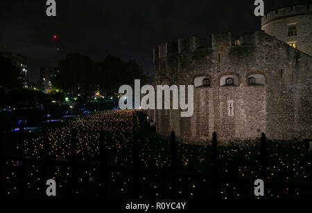 London, Großbritannien. 7 Nov, 2018. Foto an November 7, 2018 zeigt die Installation "Über die Vertiefung der Schatten: Der Turm erinnert an den Tower von London in London, Großbritannien. Diese Installation ist Teil eines bundesweiten Veranstaltungsreihe zum 100. Jahrestag der Beendigung des Zweiten Weltkriegs zu gedenken: Han Yan/Xinhua/Alamy leben Nachrichten Stockfoto