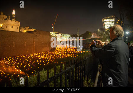 Tower von London, UK. 7. Nov 2018. Besucher Bild anzeigen Die Installation am Tower von London. Als die Nation im Gedenken an den 100. Jahrestag des Endes des Ersten Weltkriegs, eine neue Installation an der Tower von London, über die Vertiefung Schatten: Der Turm erinnert wird der Graben mit Tausenden von einzelnen Flammen: ein öffentlicher Akt der Erinnerung für das Leben des Gefallenen, ehrt ihr Opfer füllen. Credit: Phil Wilkinson/Alamy leben Nachrichten Stockfoto