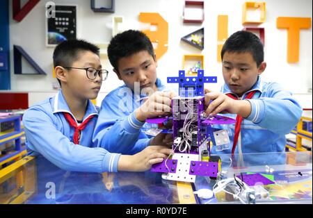 Nanchang, China's Jiangxi Province. 7 Nov, 2018. Die Teilnehmer installieren Sie einen Roboter mit Chaoyang Volksschule in Nanchang, der Hauptstadt der ostchinesischen Provinz Jiangxi, November 7, 2018. Credit: Hu Chenhuan/Xinhua/Alamy leben Nachrichten Stockfoto