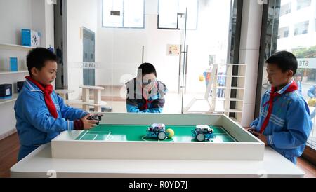 Nanchang, China's Jiangxi Province. 7 Nov, 2018. Studenten arbeiten Roboter in ein simuliertes Fußballspiel in Chaoyang Volksschule in Nanchang, der Hauptstadt der ostchinesischen Provinz Jiangxi, Nov. 7, 2018 zu beteiligen. Credit: Hu Chenhuan/Xinhua/Alamy leben Nachrichten Stockfoto