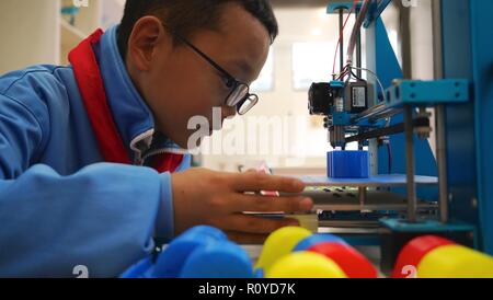 Nanchang, China's Jiangxi Province. 7 Nov, 2018. Ein Student Erfahrungen 3D-Drucktechnologie in Chaoyang Volksschule in Nanchang, der Hauptstadt der ostchinesischen Provinz Jiangxi, November 7, 2018. Credit: Hu Chenhuan/Xinhua/Alamy leben Nachrichten Stockfoto