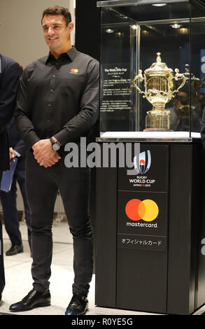 Tokio, Japan. 8 Nov, 2018. Ehemalige Neuseelands alle schwarzen Spieler Dan Carter wer spielt jetzt in Japan Kobelco Steelers zeigt die Webb Ellis Cup, die Trophäe des Rugby World Cup am Isetan Kaufhaus in Tokio am Donnerstag, 8. November 2018. Japan wird Gastgeber der Rugby-WM im nächsten Jahr. Credit: Yoshio Tsunoda/LBA/Alamy leben Nachrichten Stockfoto