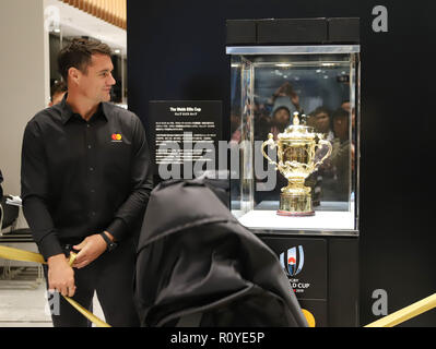 Tokio, Japan. 8 Nov, 2018. Ehemalige Neuseelands alle schwarzen Spieler Dan Carter wer spielt jetzt in Japan Kobelco Steelers enthüllt die Webb Ellis Cup, die Trophäe des Rugby World Cup am Isetan Kaufhaus in Tokio am Donnerstag, 8. November 2018. Japan wird Gastgeber der Rugby-WM im nächsten Jahr. Credit: Yoshio Tsunoda/LBA/Alamy leben Nachrichten Stockfoto