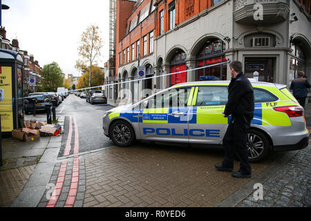 West Hampstead. London. UK 6 Nov 2018 - Der Tatort auf Lithos Road in West Hampstead. Ein Mann in seinem jugendlich war auf Billy Fury Weg Lithos Road in West Hampstead am Dienstag abend erstochen. Die jugendlich ist, berichtet in einem "kritischen Zustand" im Krankenhaus zu sein. Scotland Yard Commander Stuart Cundy sagte zusätzliche Polizisten in jeder Gemeinde nach einem "schrecklichen" Paar Tagen bereitgestellt wurden. Credit: Dinendra Haria/Alamy leben Nachrichten Stockfoto