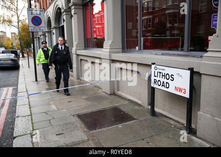 West Hampstead. London. UK 6 Nov 2018 - Der Tatort auf Lithos Road in West Hampstead. Ein Mann in seinem jugendlich war auf Billy Fury Weg Lithos Road in West Hampstead am Dienstag abend erstochen. Die jugendlich ist, berichtet in einem "kritischen Zustand" im Krankenhaus zu sein. Scotland Yard Commander Stuart Cundy sagte zusätzliche Polizisten in jeder Gemeinde nach einem "schrecklichen" Paar Tagen bereitgestellt wurden. Credit: Dinendra Haria/Alamy leben Nachrichten Stockfoto